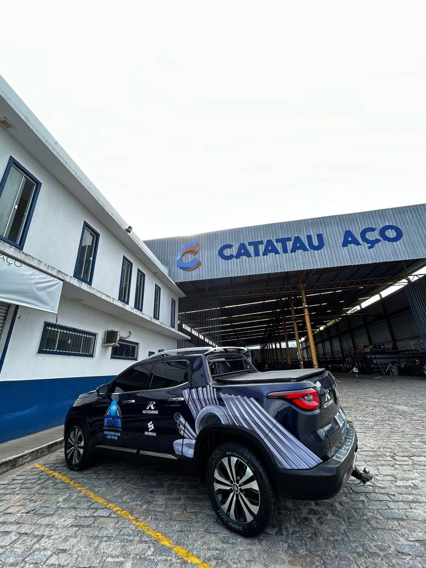 Carro da Blitz na frente da Catatau Aço