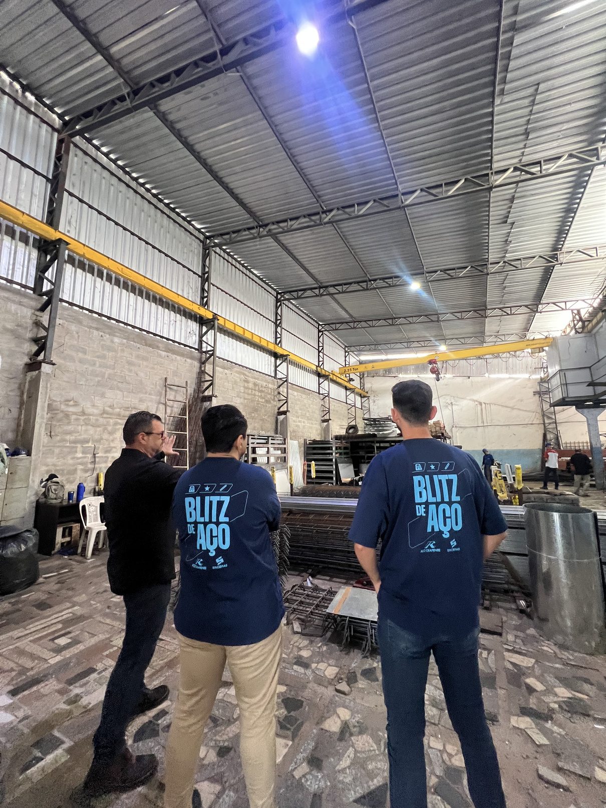 Equipe da Blitz de Aço numa loja visitada na 1ª onda
